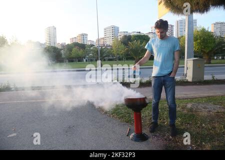 ISTANBUL, TURQUIE - SEPTEMBRE 7 : l'homme turc a un barbecue au bord de la route le week-end sur 7 septembre 2019 à Istanbul, Turquie. Banque D'Images