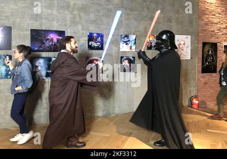 ISTANBUL, TURQUIE - 25 MAI : les fans de Star Wars montrent leurs épées lors de la première du film dernier Jedi sur 25 mai 2018 à Istanbul, Turquie. Banque D'Images