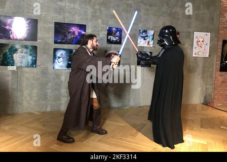 ISTANBUL, TURQUIE - 25 MAI : les fans de Star Wars montrent leurs épées lors de la première du film dernier Jedi sur 25 mai 2018 à Istanbul, Turquie. Banque D'Images