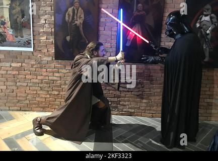 ISTANBUL, TURQUIE - 25 MAI : les fans de Star Wars montrent leurs épées lors de la première du film dernier Jedi sur 25 mai 2018 à Istanbul, Turquie. Banque D'Images