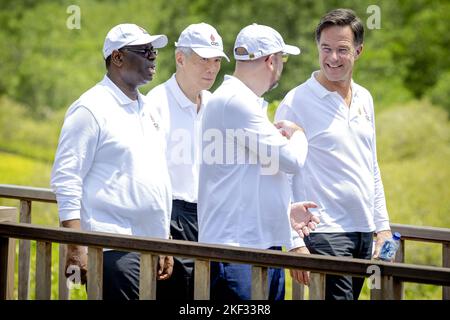 Bali, Indonésie. 16th novembre 2022. 2022-11-16 03:58:23 DENPASAR - Premier ministre Mark Rutte et d'autres dirigeants du monde visitant une ferme de mangrove pendant le deuxième jour du sommet de G20. Au cours du sommet, les plus grandes économies discuteront de questions telles que la stabilité financière, la croissance économique et la sécurité alimentaire. Le Premier ministre et le ministre Sigrid Kaag (Finances) sont présents au nom du gouvernement néerlandais. ANP ROBIN VAN LONKHUIJSEN pays-bas Out - belgique Out Credit: ANP/Alay Live News Banque D'Images