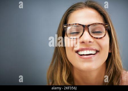 Ce qui importe le plus, c'est la façon dont vous vous voyez. Court studio photo d'une jeune femme attrayante portant des lunettes. Banque D'Images