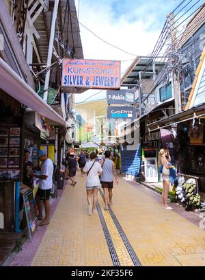 Koh Phi Phi Don Thailand novembre 2022, boutiques de souvenirs dans la rue piétonne Phi Phi. Banque D'Images