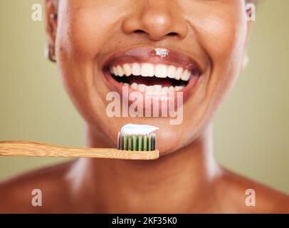 Femme noire, brosse à dents en bois ou dents pour la santé dentaire, la bouche ou la beauté. Femme, modèle écologique ou d'auto-soin avec blanchiment des dents Banque D'Images