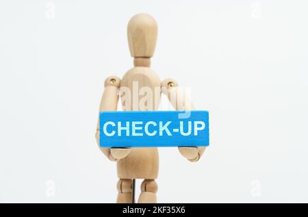 Concept de médecine et de soins de santé. Une figurine d'un homme tient dans ses mains un bloc de bois bleu avec l'inscription ÊTRE Un DONNEUR. La figurine est en dehors de FO Banque D'Images