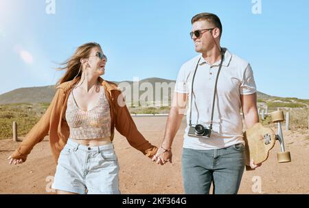 Couple, tenant les mains et Voyage marchant dans la nature avec le bonheur, l'amour et la liberté dans la nature, aventure, vacances et safari marche d'amis ou heureux Banque D'Images