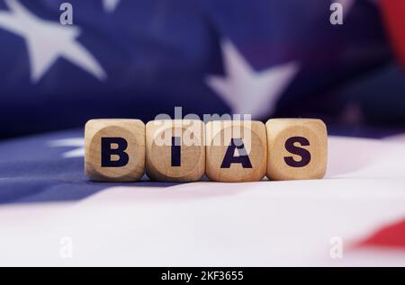 Concept d'économie et d'affaires américain. Le drapeau américain a des cubes avec l'inscription - BIAIS Banque D'Images