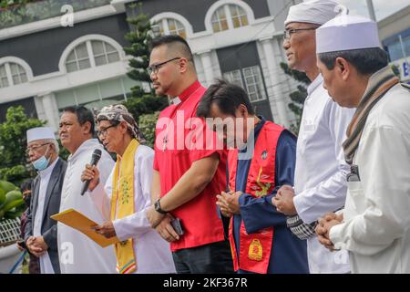 BOGOR, INDONÉSIE - 16 novembre 2022 : six chefs religieux commémorent la Journée internationale de la tolérance à Bogor City, Indonésie, 16 novembre 2022 Banque D'Images