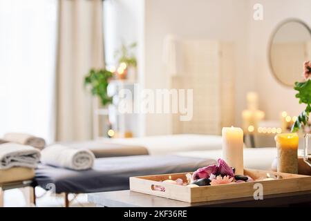 Bougie, spa et détente avec soin d'aromathérapie dans un plateau dans une chambre pour le luxe ou le bien-être. Arrière-plan, santé et massage avec encore la vie dans un Banque D'Images