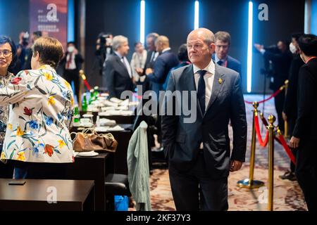 Nusa Dua, Indonésie. 16th novembre 2022. Le chancelier allemand OLAF Scholz (SPD) arrive pour une session de travail au sommet de G20. Le groupe des G20 pays, les plus industrialisés et les économies émergentes, se réunit pendant deux jours sur l'île indonésienne de Bali. Credit: Christoph Soeder/dpa/Alay Live News Credit: dpa Picture Alliance/Alay Live News Banque D'Images