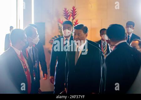 Nusa Dua, Indonésie. 16th novembre 2022. Xi Jinping (M), Président de la Chine, arrive pour une session de travail au sommet de G20. Le groupe des G20 pays, les plus industrialisés et les économies émergentes, se réunit pendant deux jours sur l'île indonésienne de Bali. Credit: Christoph Soeder/dpa/Alay Live News Credit: dpa Picture Alliance/Alay Live News Banque D'Images