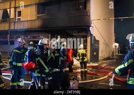 Offenbach, Allemagne. 16th novembre 2022. Des arsonistes à Offenbach ? Opération à grande échelle après un incendie, entrée de parking souterrain d'un immeuble d'appartements dans le centre-ville d'Offenbach. Dans plusieurs endroits à Offenbach, il a brûlé dans la nuit jusqu'à mercredi. Au total, trois poubelles et deux voitures ont été incendiées. Credit: Skander Essadi/5vision.Media/Skander Essadi/5vision.Media/dpa/Alay Live News Banque D'Images