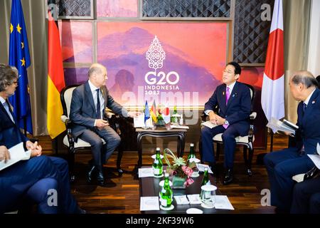 Nusa Dua, Indonésie. 16th novembre 2022. La chancelière allemande OLAF Scholz (SPD, l) et Fumio Kishida, Premier ministre du Japon, se rencontrent pour des entretiens bilatéraux lors du sommet de G20. Le groupe des G20 pays, les plus industrialisés et les économies émergentes, se réunit pendant deux jours sur l'île indonésienne de Bali. Credit: Christoph Soeder/dpa/Alay Live News Banque D'Images