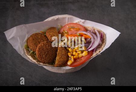 Falafel avec pain pita et légumes Banque D'Images