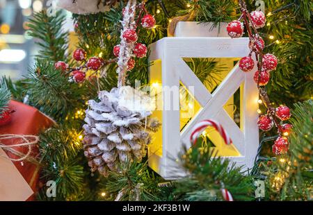 Lanterne en bois blanc avec guirlande sur un arbre de Noël. Banque D'Images