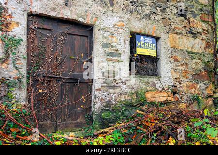 Maison en pierre de style rustique abandonnée à vendre, Cannobio, Lac majeur, Verbano-Cusio-Ossola, Piémont, Italie Banque D'Images