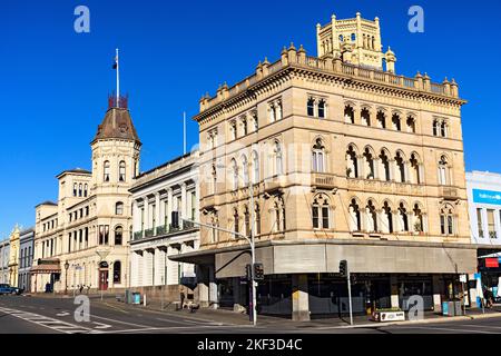 Ballarat Australie / le beau style gothique de Ballarat ancien National Mutual Building, et le Craigs Royal Hotel en arrière-plan. Ballarat est renommé Banque D'Images