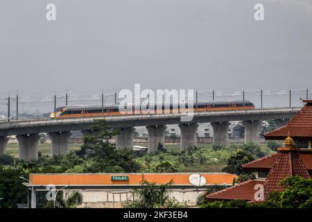 Bandung, Indonésie. 16th novembre 2022. Le train à grande vitesse de Jakarta Bandung (KCJB) ou le train d'inspection complet (CIT) a été observé pendant l'essai dynamique à Tegalluar. Le président Joko Widodo et le président chinois Xi Jinping prévoient de voir en ligne le procès dynamique du train à grande vitesse de 15 km de Jakarta Bandung, à une vitesse limitée de 80 km/h, en marge du sommet G20 à Bali. Crédit : SOPA Images Limited/Alamy Live News Banque D'Images