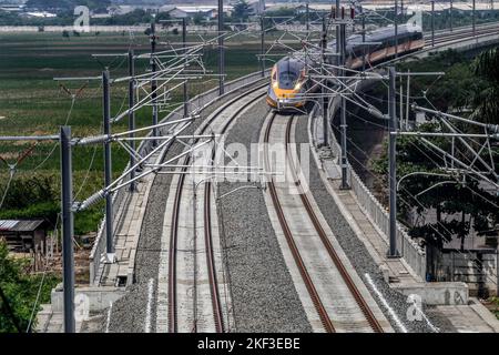 Bandung, Indonésie. 16th novembre 2022. Le train à grande vitesse de Jakarta Bandung (KCJB) ou le train d'inspection complet (CIT) a été observé pendant l'essai dynamique à Tegalluar. Le président Joko Widodo et le président chinois Xi Jinping prévoient de voir en ligne le procès dynamique du train à grande vitesse de 15 km de Jakarta Bandung, à une vitesse limitée de 80 km/h, en marge du sommet G20 à Bali. Crédit : SOPA Images Limited/Alamy Live News Banque D'Images