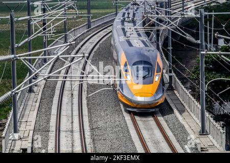 Bandung, Indonésie. 16th novembre 2022. Le train à grande vitesse de Jakarta Bandung (KCJB) ou le train d'inspection complet (CIT) a été observé pendant l'essai dynamique à Tegalluar. Le président Joko Widodo et le président chinois Xi Jinping prévoient de voir en ligne le procès dynamique du train à grande vitesse de 15 km de Jakarta Bandung, à une vitesse limitée de 80 km/h, en marge du sommet G20 à Bali. (Photo par Algi Febri Sugita/SOPA Images/Sipa USA) crédit: SIPA USA/Alay Live News Banque D'Images