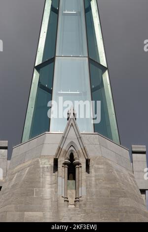 L'ancienne église St James fait maintenant partie de la distillerie Pearse Lyons et d'une attraction touristique à Dublin, en Irlande. Une flèche de verre. Banque D'Images