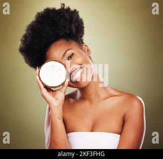 Huile de noix de coco, femme noire et soins de la peau, cosmétiques naturels et nutrition saine de style de vie, antioxydant et beauté sur fond de studio. Portrait heureux Banque D'Images