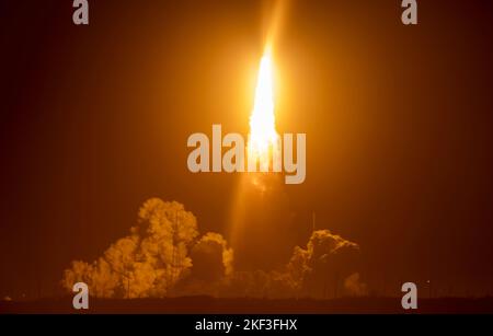 Cape Canaveral, Floride, États-Unis. 16th novembre 2022. La fusée Artemis 1 est lancée le mercredi 16 novembre 2022 au Kennedy Space Center de Cape Canaveral, en Floride. (Credit image: © Dominic Gwinn/ZUMA Press Wire) Credit: ZUMA Press, Inc./Alamy Live News Banque D'Images