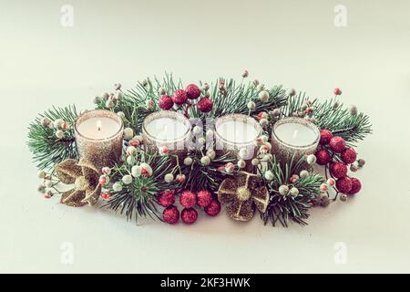 4 bougies de l'avent dorées en couronne traditionnelle cristian religieuse décorée de sapin vert et de boules Banque D'Images