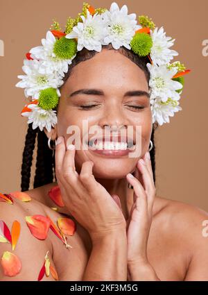 Beauté, soin de la peau et fleurs dans les cheveux de la femme noire pour le naturel, le printemps et l'amour de soi. Heureux, salon et luxe avec visage de fille modèle pour les cosmétiques Banque D'Images