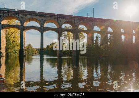 Pont ferroviaire avec rivière à Bietigheim-Bissingen, Allemagne. Automne. Viaduc ferroviaire au-dessus de la rivière Enz, construit en 1853 par Karl von Etzel sur un soleil Banque D'Images