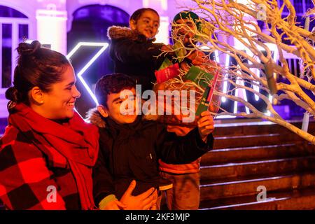 Kew Gardens, Londres, Royaume-Uni. 15th novembre 2022. Les visiteurs apprécient les installations le long de la piste lumineuse festive de Kew Gardens. Plus d'un million de li scintillant Banque D'Images