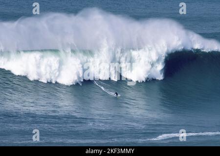 Surf sur les vagues à Praia do Norte/North Beach, Nazaré, Portugal Banque D'Images