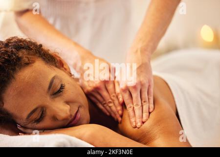 Spa, massage du dos et femme senior au centre de bien-être, de guérison et de luxe pour la thérapie de santé. Femme calme, zen et âgée de Colombie faisant du corps Banque D'Images