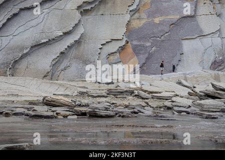 Falaises de Flysh sur la plage d'Algorri à Zumaia, pays basque, Espagne Banque D'Images