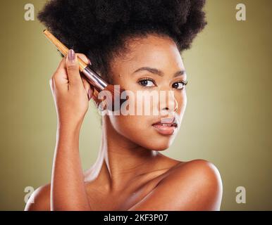 Pinceau à maquillage, femme noire et beauté, cosmétiques et poudre de joue, fondation et produit pour briller, briller et visage sur fond de studio. Portrait de Banque D'Images