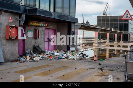 Barcelone, Espagne. 15th novembre 2022. Les ordures accumulées empêchent l'accès à la porte qui relie le parking abandonné au terminal 2 de l'aéroport de Barcelone. Le parking de 6 étages situé dans le terminal 2 de l'aéroport est abandonné depuis plus de 3 ans en raison du coût élevé du stationnement. Elle abrite désormais plusieurs sans-abri à l'abri des températures froides, mais elle est également devenue une décharge connue pour beaucoup d'entre eux. (Photo de Ximena Borrazas/SOPA Images/Sipa USA) crédit: SIPA USA/Alay Live News Banque D'Images