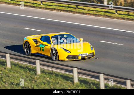 Jaune 488 FERRARI SPIDER automatique à 7 vitesses ; sur l'autoroute M6 Royaume-Uni Banque D'Images