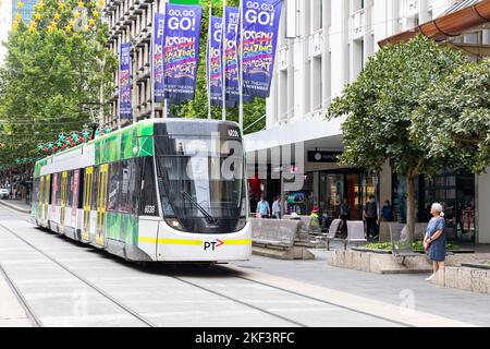 Melbourne City Circle tram voyage le long de Bourke Street dans le centre-ville de Melbourne, Victoria, Australie Banque D'Images