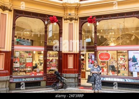 The Block Arcade à Bourke Street Melbourne, femme debout à l'extérieur de la chocolaterie de Haigh, Victoria, Australie Banque D'Images