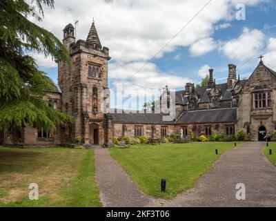 L'église Saint-Jean-Baptiste et ancien almshoures et hôpital, village d'Alton, Staffordshire, Royaume-Uni, mi-19th siècle par Augustus Pugin Banque D'Images