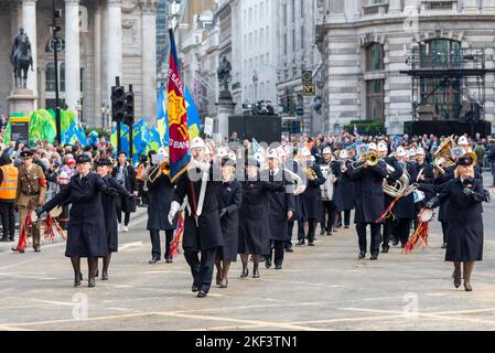 GROUPE DE TROUPES DE LA MAISON DE L'ARMÉE DU SALUT au Lord Mayor's Show Parade dans la ville de Londres, Royaume-Uni. Groupe de musiciens de la Salvationist, en laiton, en marche Banque D'Images