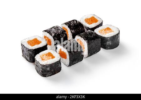 Morceaux de rouleaux de norimaki au saumon fumé enveloppés de riz et de nori Banque D'Images
