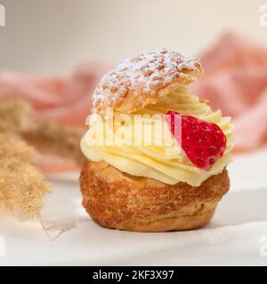 Desserts d'été. Cuisson maison. Profiteroles de gâteau à la crème fouettée, fraises fraîches. Menu du restaurant, boulangerie ou recette. Espace copie Banque D'Images