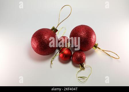 Boules de Noël rouges isolées sur fond blanc. Décoration d'hiver traditionnelle joyeuses fêtes Joyeux Noël symbole d'événement. Décoration boule de la Saint-Sylvestre. Banque D'Images