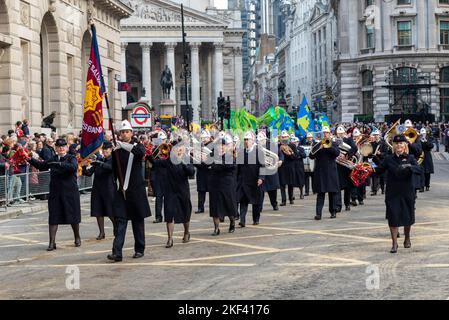 GROUPE DE TROUPES DE LA MAISON DE L'ARMÉE DU SALUT au Lord Mayor's Show Parade dans la ville de Londres, Royaume-Uni. Groupe de musiciens de la Salvationist, en laiton, en marche Banque D'Images