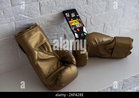 gants de boxe et smartphone avec paris. Banque D'Images