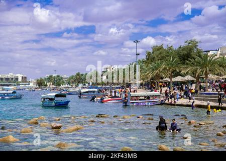 Plage publique surpeuplée Aqaba Jordan Banque D'Images