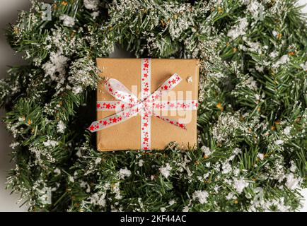 Arbre de Noël avec boîte cadeau et décorations sur fond de bois de l'espace pour le lettrage Banque D'Images