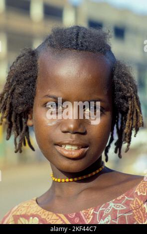 Burkina Faso, Ouagadougou Une fille avec un style traditionnel de cheveux. Banque D'Images