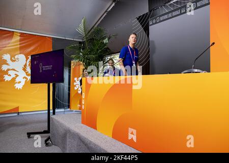 Doha, Qatar. 16th novembre 2022. DOHA - entraîneur Louis van Gaal lors d'une conférence de presse de l'équipe nationale néerlandaise au complexe de formation de l'Université du Qatar sur 16 novembre 2022 à Doha, au Qatar. L'équipe nationale néerlandaise se prépare pour le match d'ouverture de la coupe du monde au Qatar contre le Sénégal. Credit: KOEN VAN WEEL/ANP/Alay Live News Banque D'Images